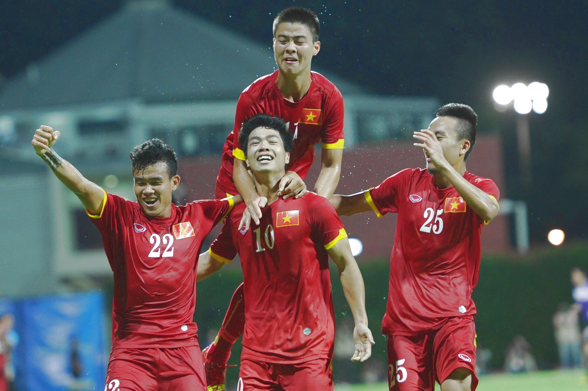 Cong Phuong da noi bat, U23 VN thang Malaysia 5-1 hinh anh