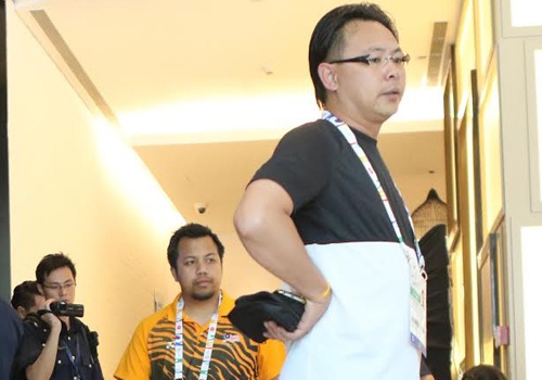 Nhan vien an ninh theo doi U23 Malaysia sau tran thua dam hinh anh