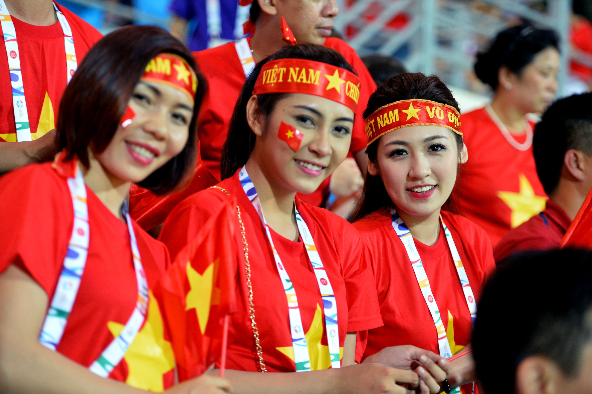 A hau Tu Anh, ca si Phuong Thanh co vu U23 Viet Nam hinh anh