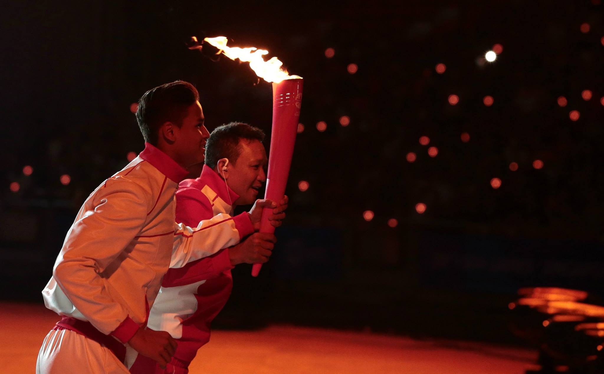 Cha va con ruoc duoc thap sang SEA Games 28 hinh anh