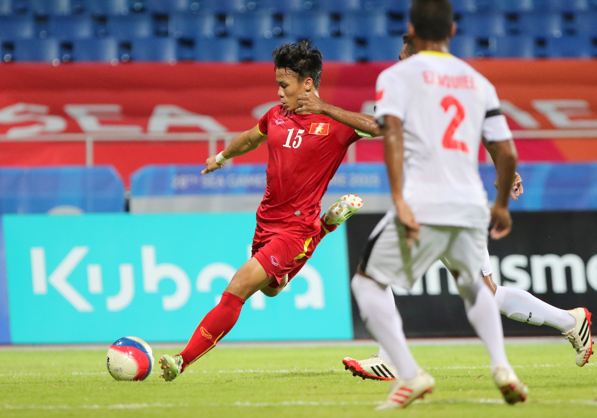 Sau khi Ngọc Hải ghi bàn từ cú sút bên cánh phải.