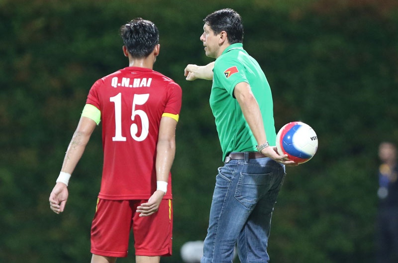 Ở tình huống tiếp theo sau khi Ngọc Hải ghi bàn nâng tỷ số lên 3-0. U23 Việt Nam được hưởng quả ném biên. Tuy nhiên, HLV Đông Timor giấu bóng sau lưng để chọc tức đội trưởng U23 Việt Nam.