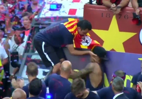 Xavi bat tai Neymar trong le dieu hanh mung chuc vo dich hinh anh