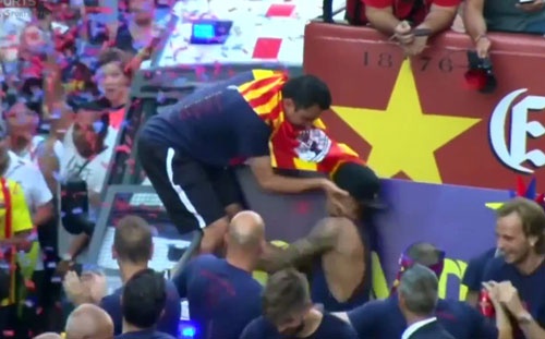 Xavi bat tai Neymar trong le dieu hanh mung chuc vo dich hinh anh