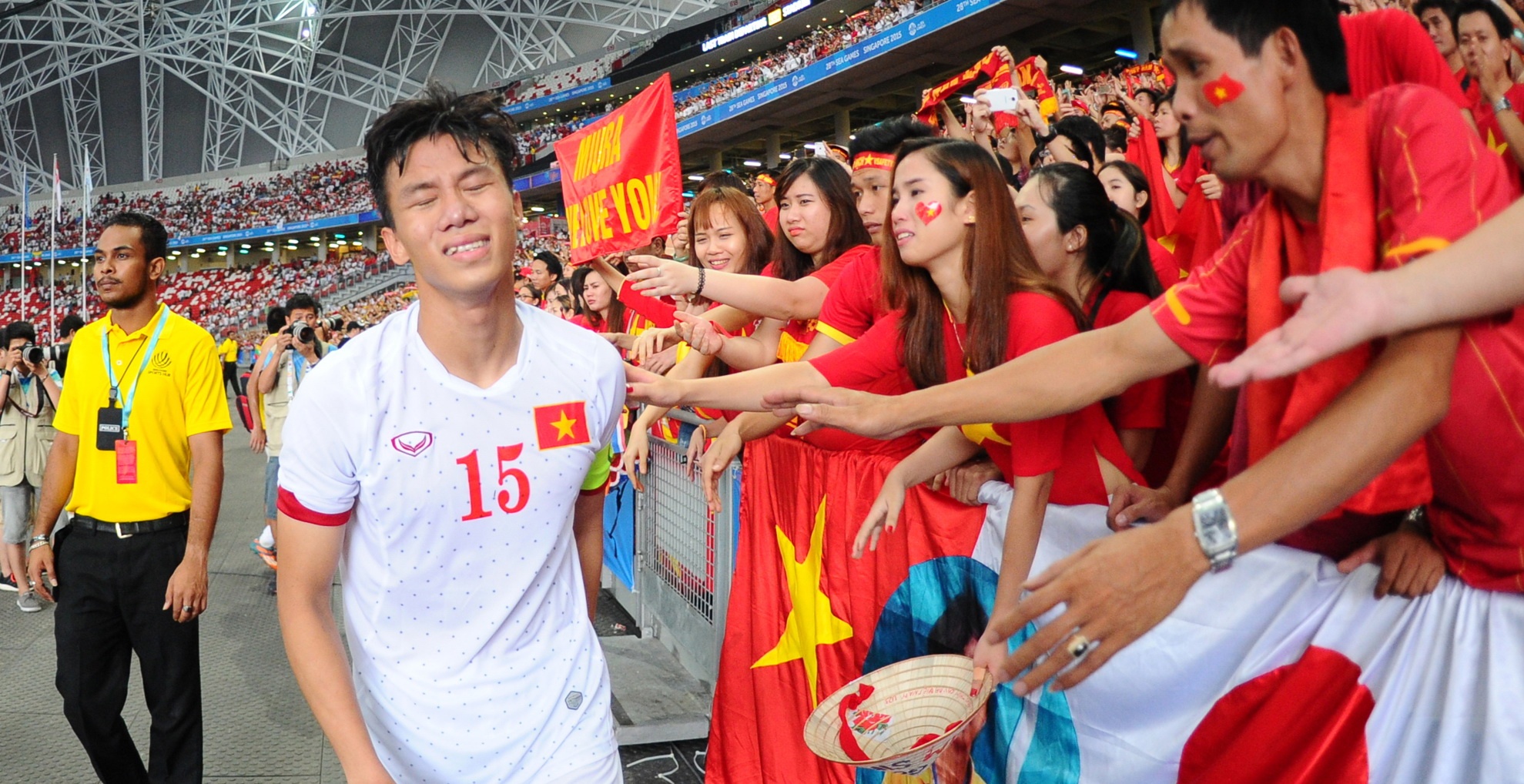 Co dong vien Viet Nam khoc cung tuyen thu U23 hinh anh