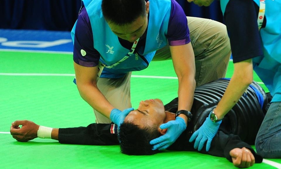 VDV Viet Nam mat HCV vi dam ngat doi thu hinh anh