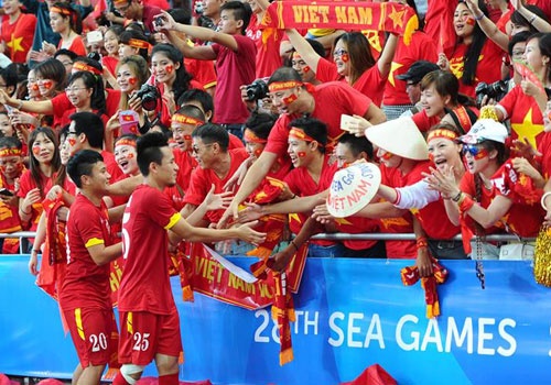 CDV tang non la, mu coi cho cau thu U23 sau chien thang 5-0 hinh anh