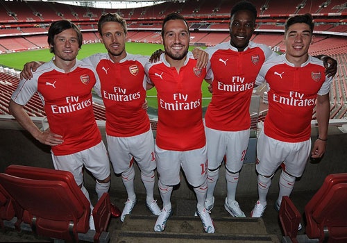 Arsenal cong bo ao dau san nha mua giai toi hinh anh