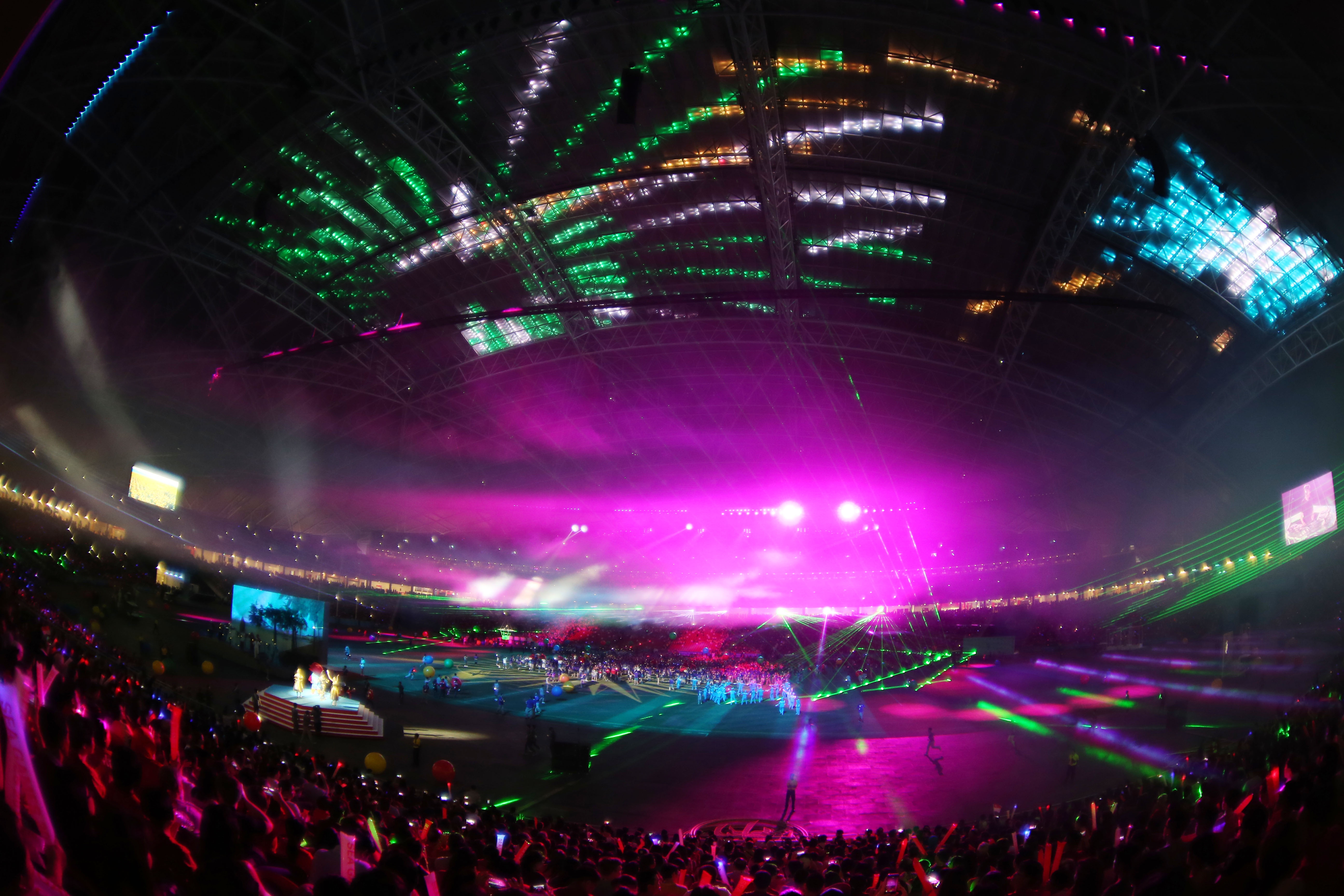 SEA Games 28 khép lại với màn trình diễn pháo hoa, ánh sáng. Ảnh: Quang Thắng