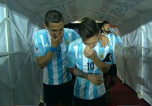 Messi va Di Maria cuoi nhao HLV Martino hinh anh