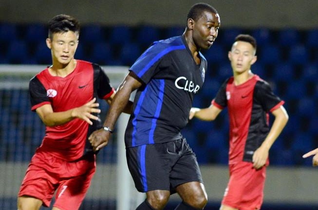 Clear Men Team cua Andy Cole thua lua tre CLB Quang Ninh 0-5 hinh anh