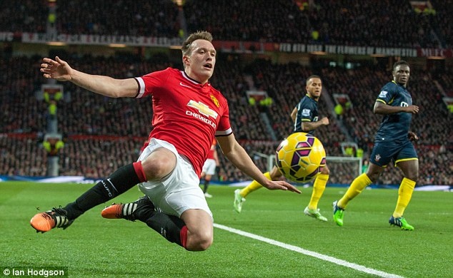 M.U quyet dinh giu chan Phil Jones hinh anh