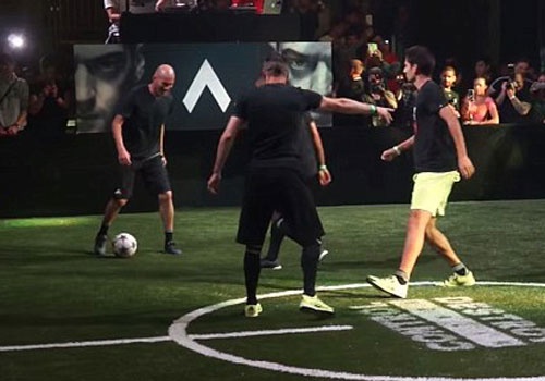Zidane va con trai the hien ky nang choi bong hinh anh