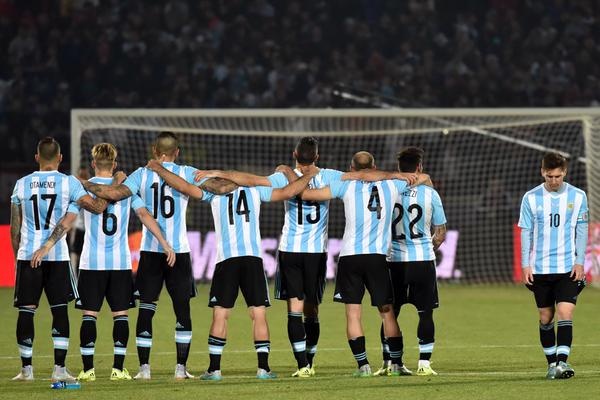 Lionel Messi chan nan khi Higuain sut hong 11 m hinh anh