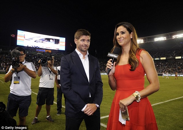 Gerrard tang CDV LA Galaxy 500 chai bia trong ngay ra mat hinh anh
