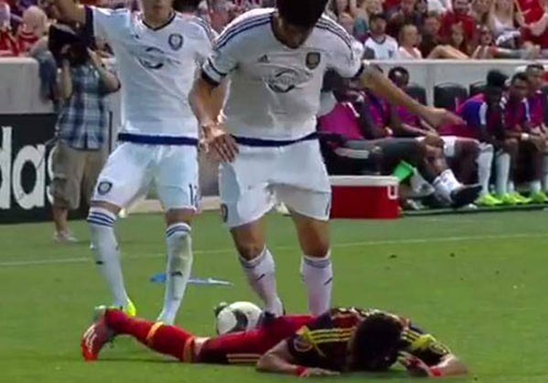 Tinh huong dan den the do cua Kaka hinh anh