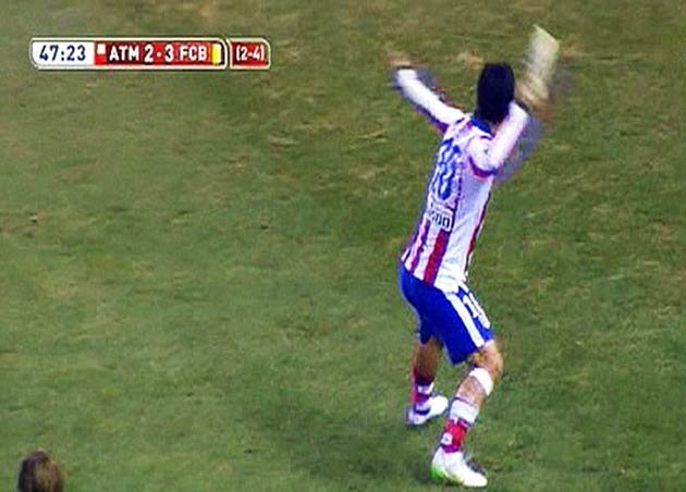 Turan nem giay vao trong tai bien hinh anh