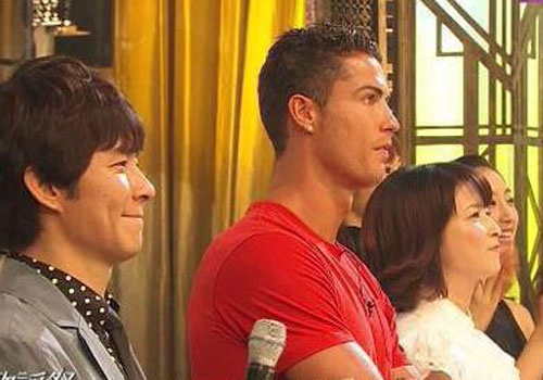 Ronaldo khoanh tay dung xem tiet muc soi dong o Nhat Ban hinh anh