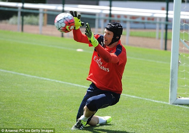Petr Cech chon so ao dau dac biet o Arsenal hinh anh