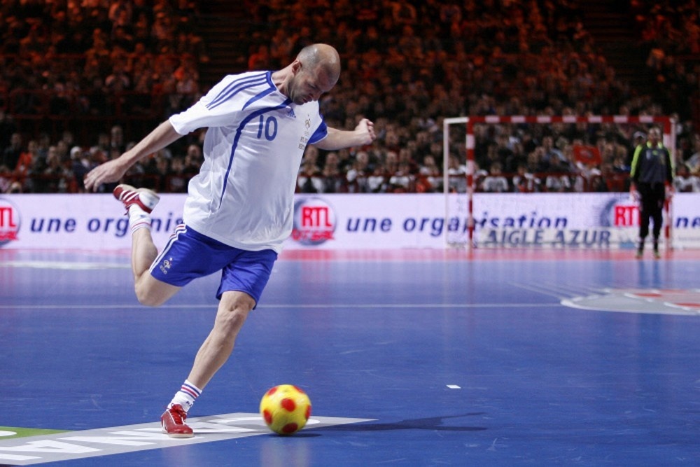 Zidane xu ly bong tinh te trong tran dau futsal hinh anh