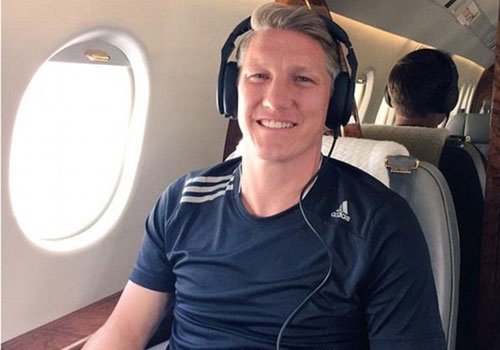 Schweinsteiger len may bay den M.U hinh anh