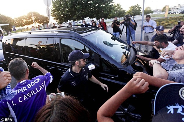 Iker Casillas duoc chao don nong nhiet o Bo Dao Nha hinh anh