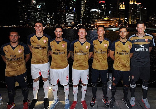 Arsenal gioi thieu ao dau san khach mua toi hinh anh