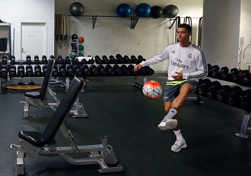 Ronaldo bieu dien ky thuat trong phong tap the luc hinh anh