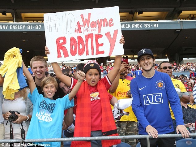 CDV duoc tang ao dau khi xem M.U thi dau hinh anh