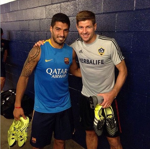 Suarez (trái) và Gerrard (phải) - hai cựu cầu thủ Liverpool vui mừng khi gặp lại nhau ở Mỹ. Ảnh: Instagram.