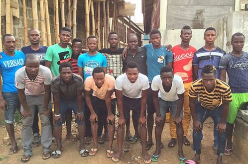 Be boi chan dong cua bong da Lao hinh anh