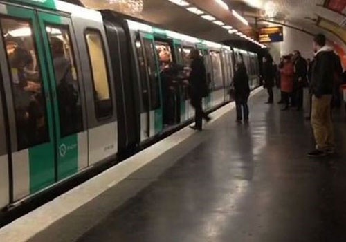 Fan Chelsea bi cam den san vi phan biet chung toc hinh anh