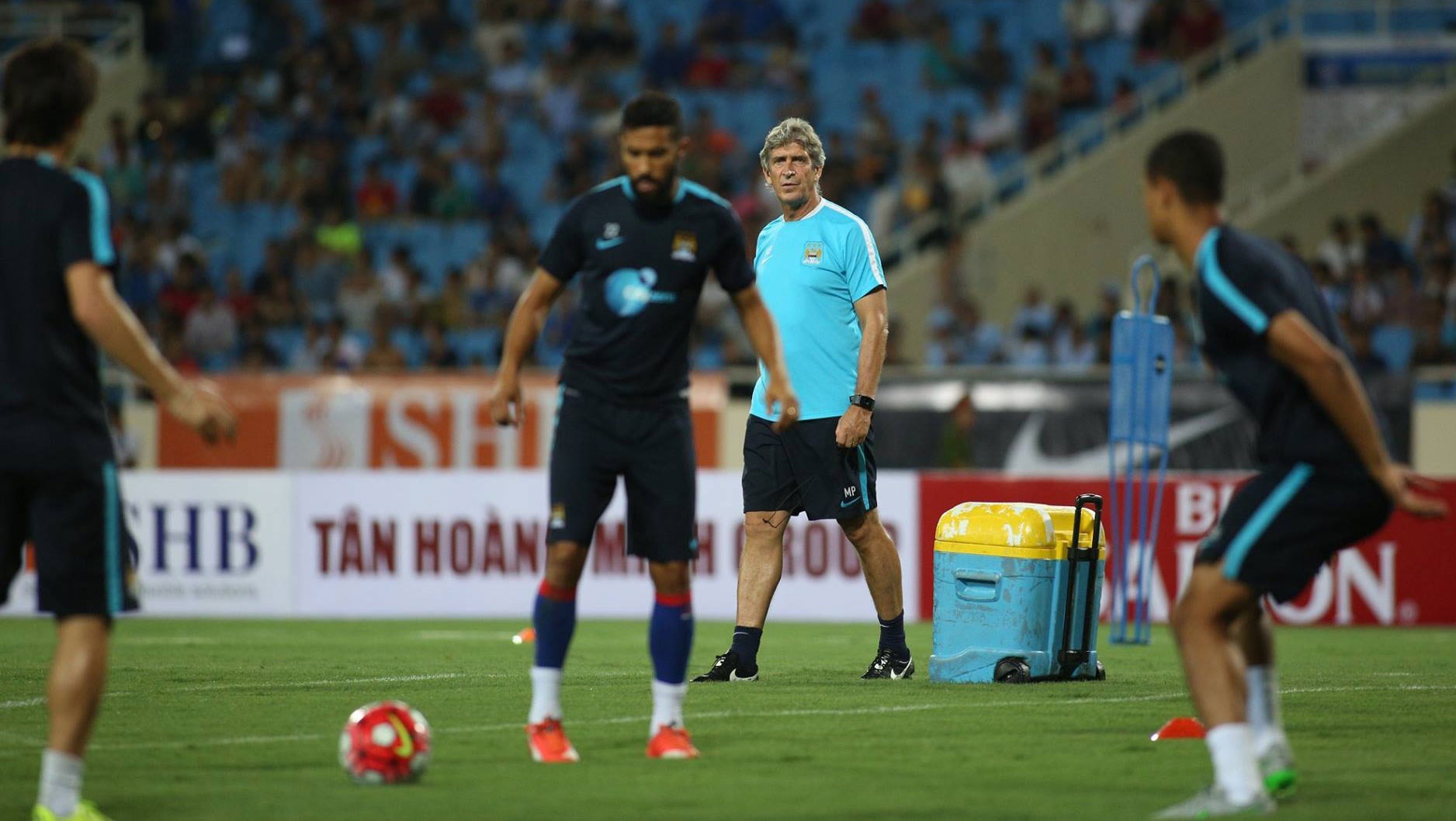 Các cầu thủ Man City tập luyện dưới sự theo dõi của HLV Pellegrini.