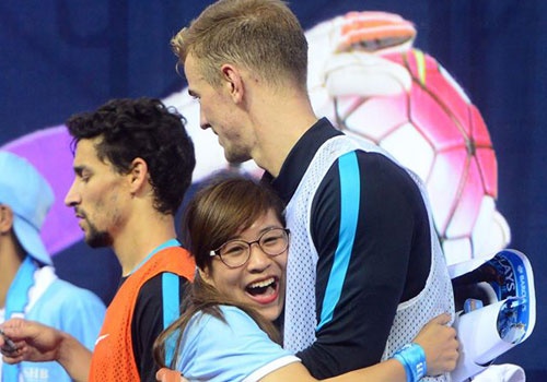 Fan nu thich thu khi om thu mon Joe Hart hinh anh