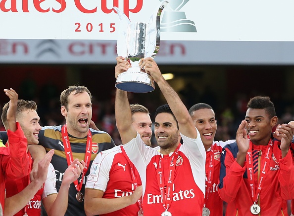 Arsenal phan khich khi vo dich Emirates Cup sau 5 nam hinh anh