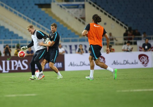 CDV Man City tai Viet Nam phan khich khi xem Joe Hart, Sterling tap luyen hinh anh