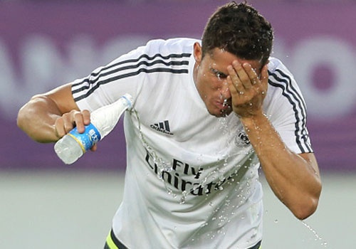 Ronaldo dung nuoc giai nhiet khi tap luyen o Trung Quoc hinh anh