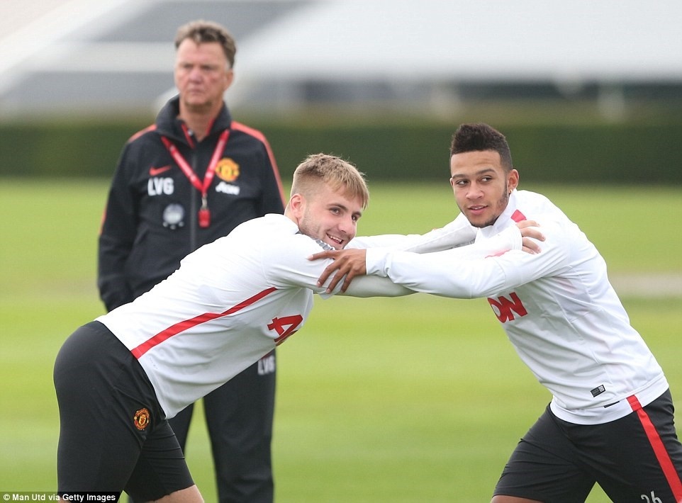 Luke Shaw giup Depay hoa nhap nhanh o M.U hinh anh
