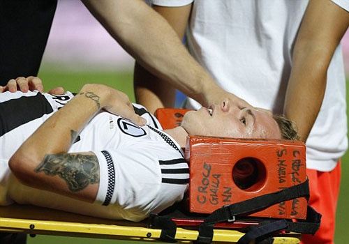 Cau thu bi nem da chay mau dau o Europa League hinh anh