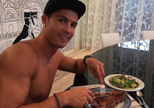 Ronaldo khoe mon an yeu thich sau chuyen du dau he 2015 hinh anh
