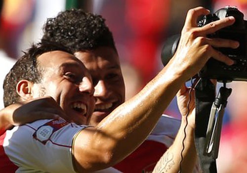 Dan sao Arsenal chup anh tu suong sau khi doat sieu cup Anh hinh anh