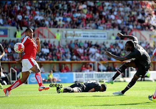 Tan binh Benteke volley ghi ban giup Liverpool thang 2-1 hinh anh