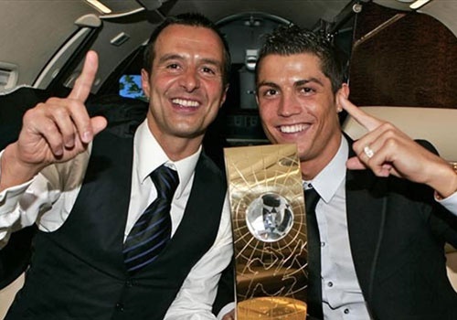 Ronaldo mua hon dao lam qua cuoi cho nguoi dai dien hinh anh