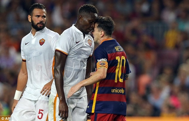 Messi huc dau, tom co cau thu Roma o tran Barca thang 3-0 hinh anh