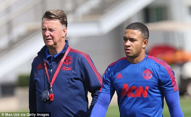 Depay khao khat khoac ao so 7 o M.U hinh anh