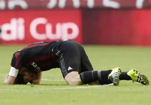 Montolivo khoc nuc no sau khi dinh chan thuong dau hinh anh