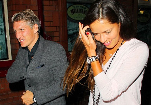 Tan binh M.U dua ban gai di an toi truoc mua giai moi hinh anh