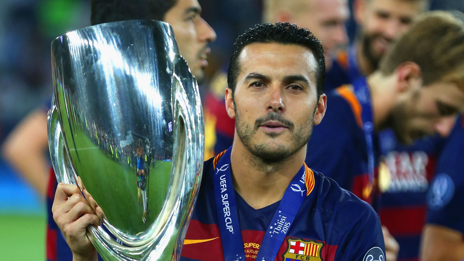 Barca kho giu chan Pedro sau khi doat sieu cup chau Au hinh anh