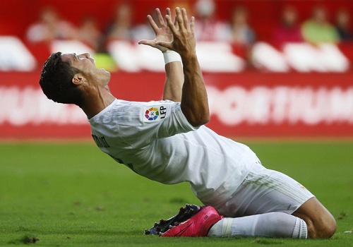 Ronaldo tuc gian voi Bale trong tran Real hoa Sporting Gijon hinh anh