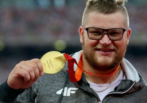 Say ruou, nha vo dich the gioi lay HCV tra tien taxi hinh anh